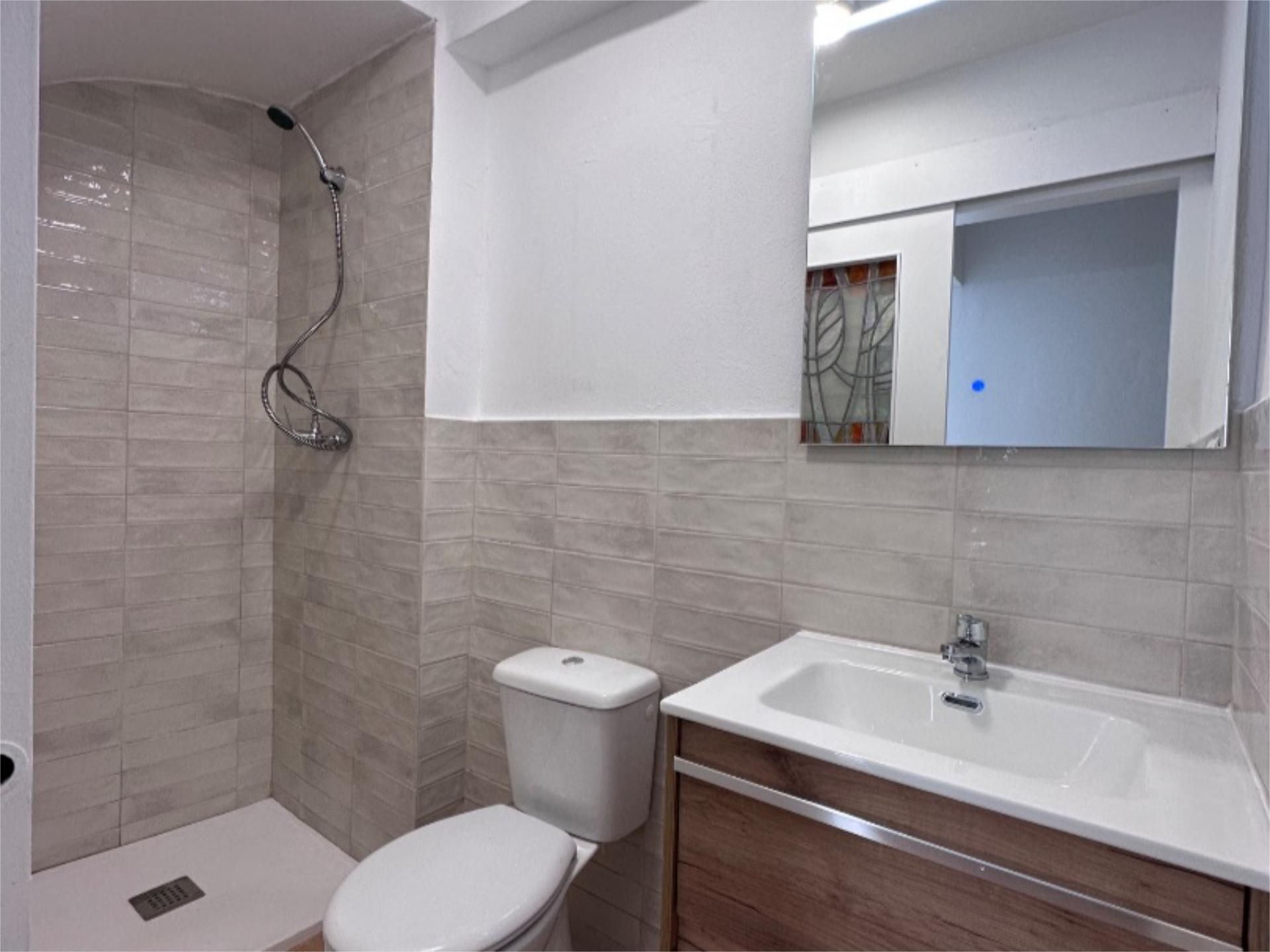Bathroom of Flat to rent in Tortosa  with Parquet flooring, Terrace and Balcony