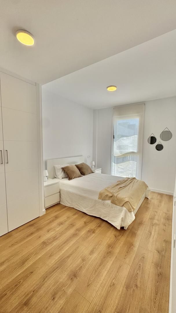Bedroom of Flat to rent in Dos Hermanas  with Air Conditioner, Heating and Parquet flooring