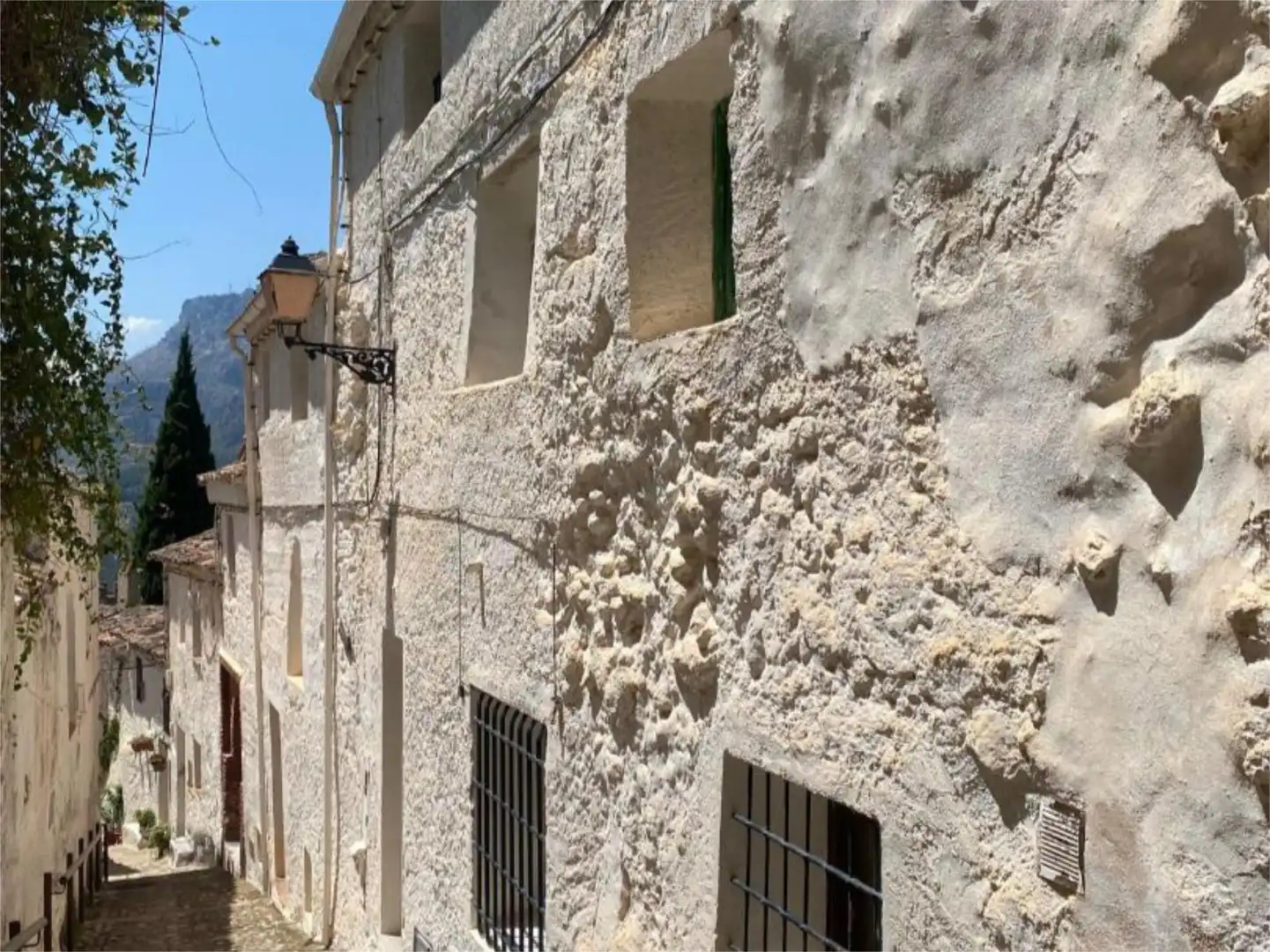 Casa adosada en venta en Calle Caballeros Santiaguistas, 4, Segura de la Sierra Vista exterior de Casa adosada en venta en Segura de la Sierra con Calefacción, Terraza y Balcón