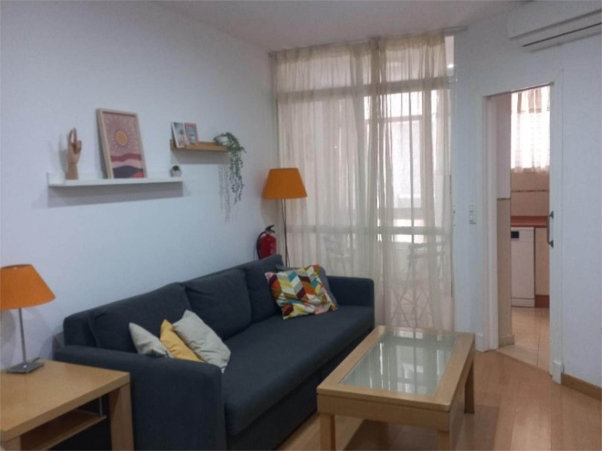 Sala d'estar de Apartament de lloguer en  Cádiz Capital amb Aire condicionat i Moblat