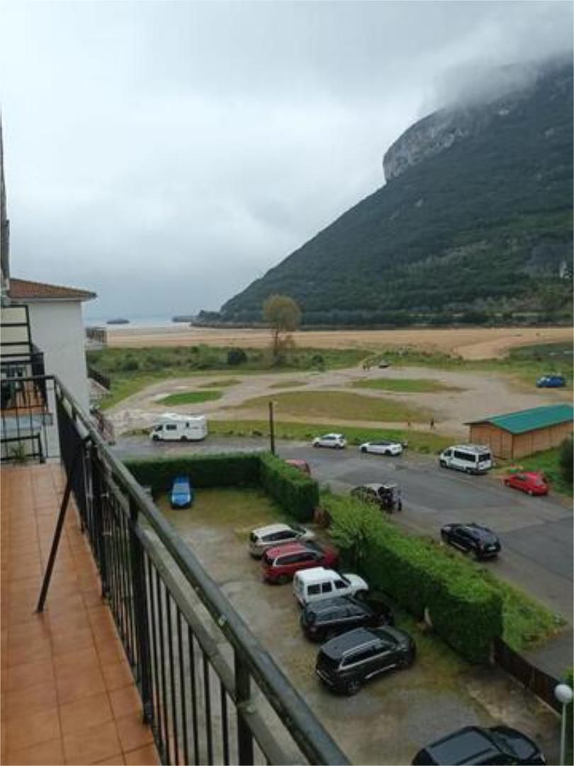 Aparcament de Pis en venda en Castro-Urdiales amb Terrassa