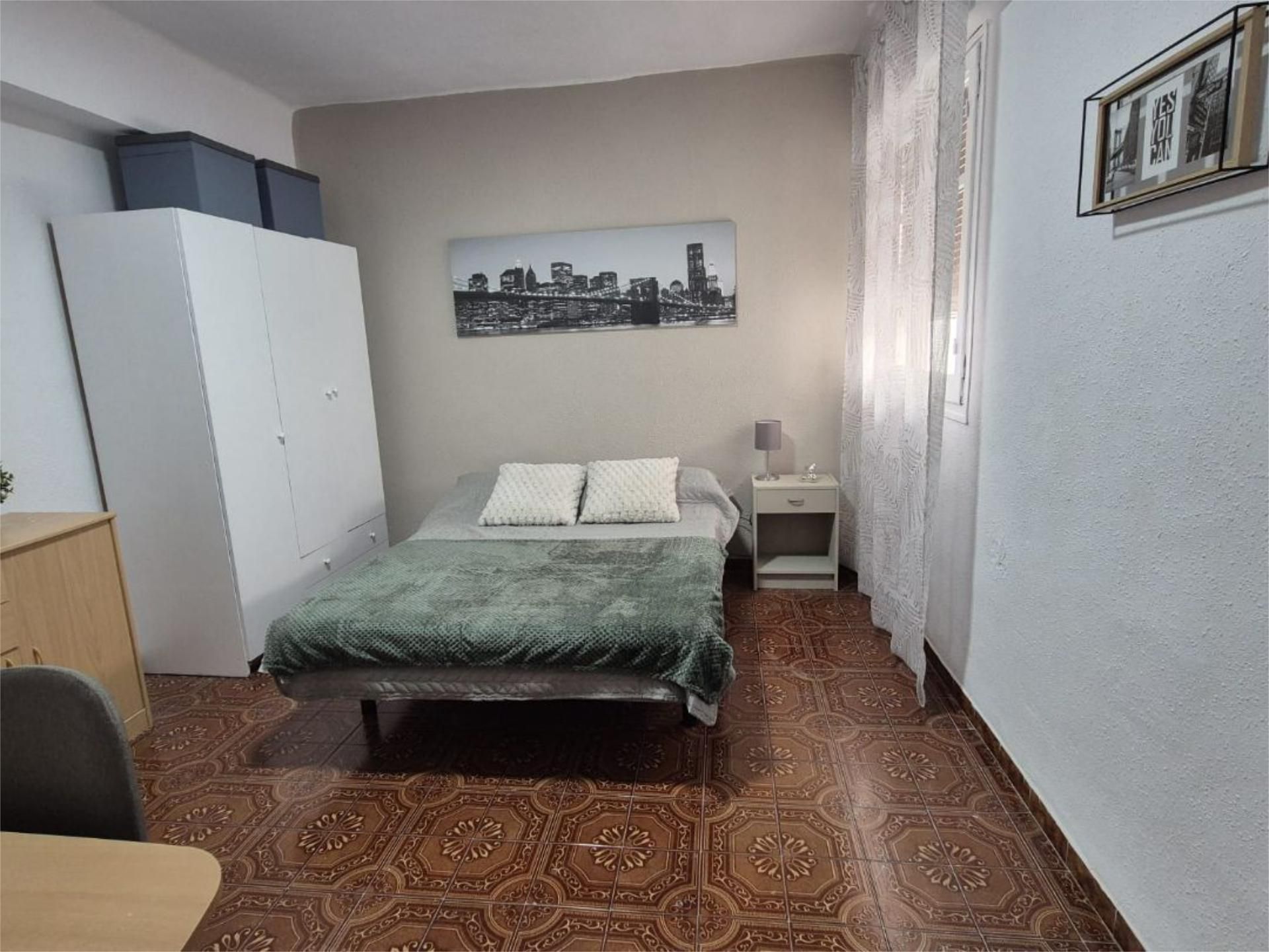 Bedroom of Flat to share in Burjassot  with Furnished