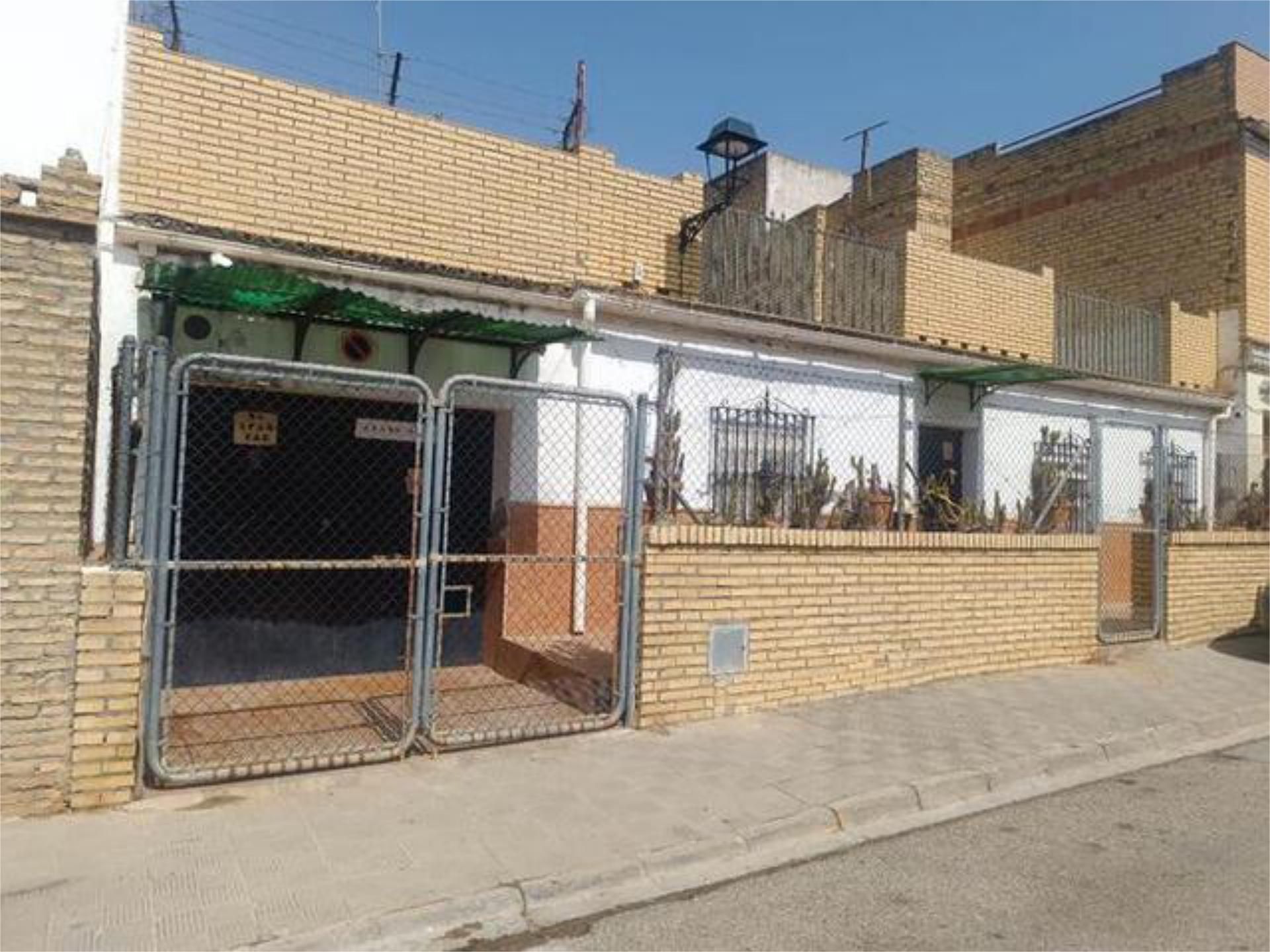 Vista exterior de Casa o xalet en venda en Utrera amb Terrassa