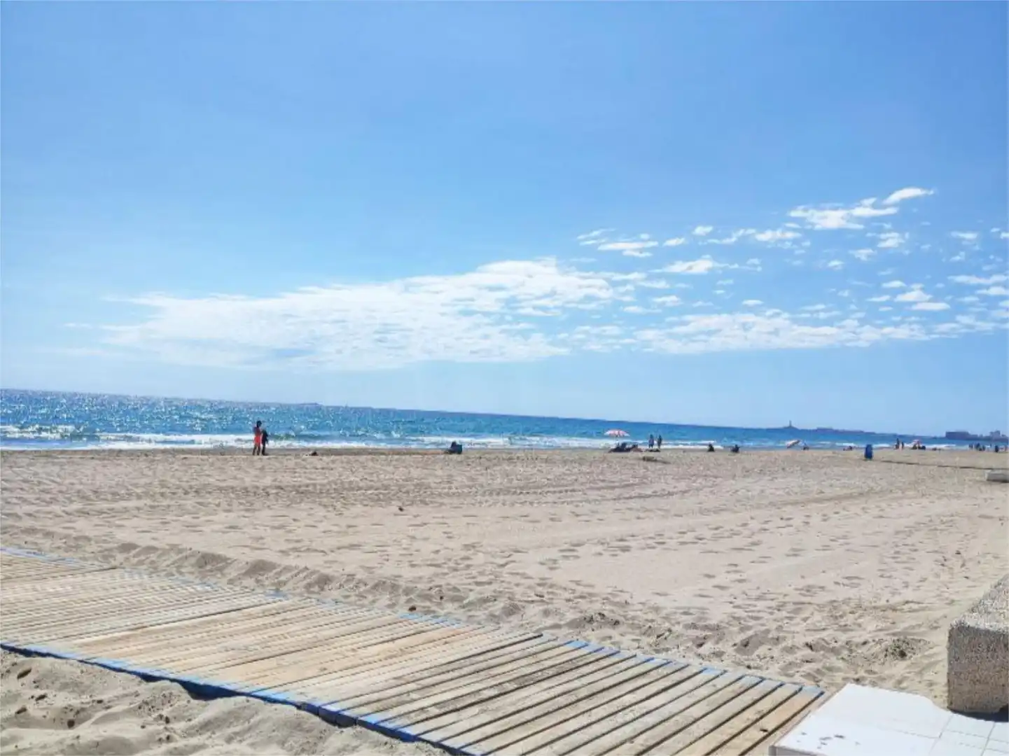 Wohnungen zur Miete in Playa de las Gaviotas - El Pedrucho Außenansicht von Wohnungen zur Miete in La Manga del Mar Menor mit Klimaanlage, Heizung und Terrasse
