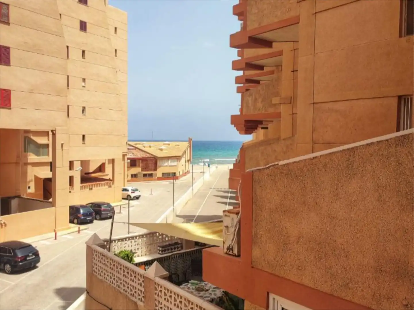 Wohnungen zur Miete in Playa de las Gaviotas - El Pedrucho Außenansicht von Wohnungen zur Miete in La Manga del Mar Menor mit Klimaanlage, Heizung und Terrasse
