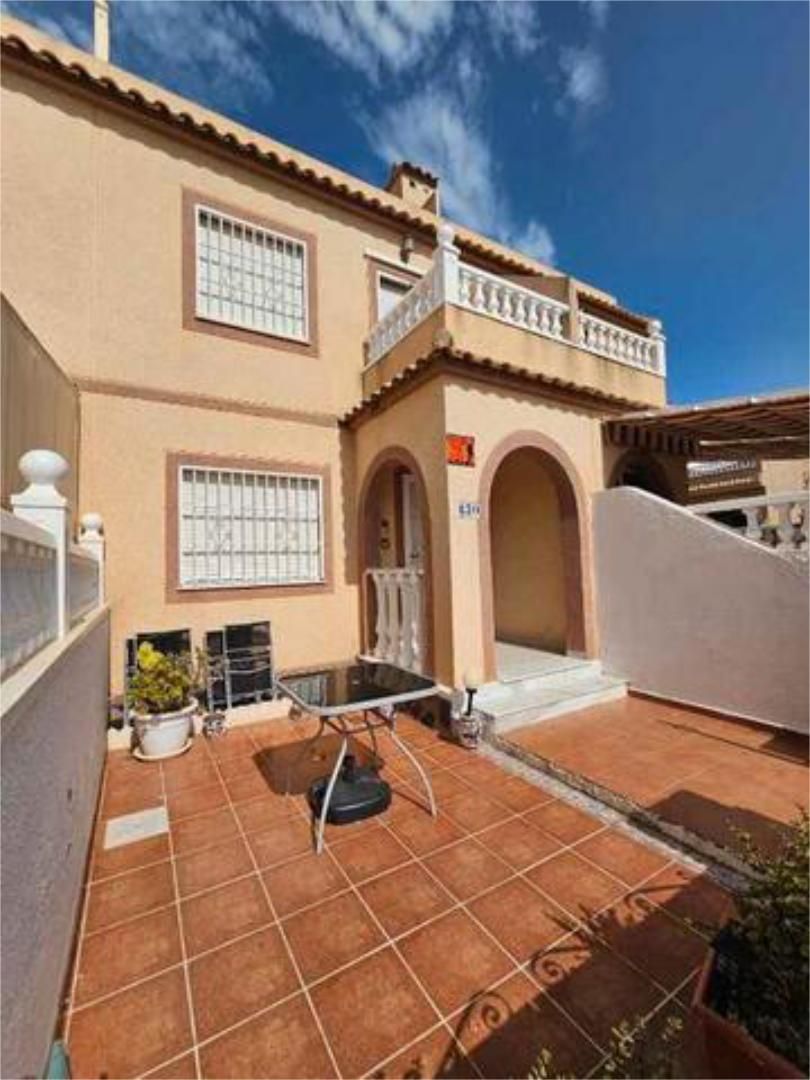 Vista exterior de Apartament de lloguer en Santa Pola amb Calefacció, Terrassa i Piscina