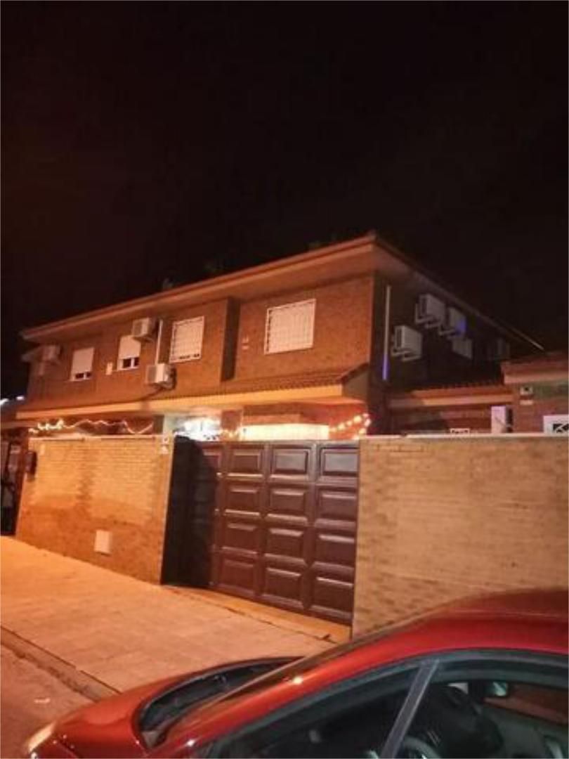 Vista exterior de Casa adosada en venta en Torres de la Alameda con Calefacción, Jardín privado y Terraza