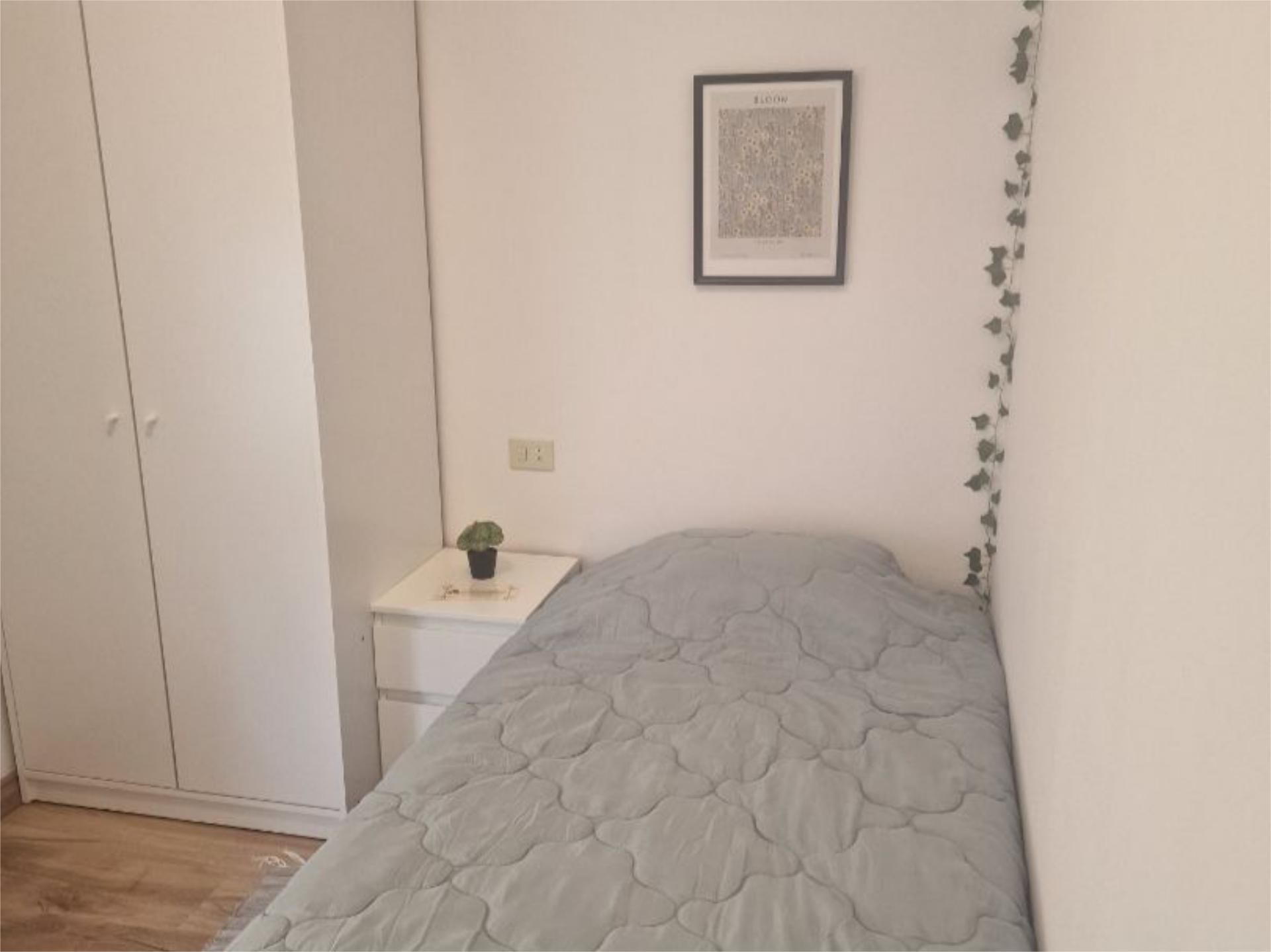 Bedroom of Flat to share in Pontevedra Capital   with Heating, Parquet flooring and Storage room
