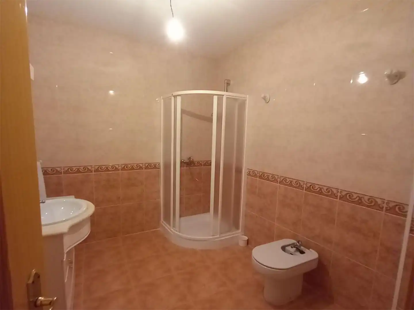 Casa adosada en venta en Avenida de la Constitución, 2, Zorita Baño de Casa adosada en venta en Zorita con Calefacción, Trastero y Amueblado