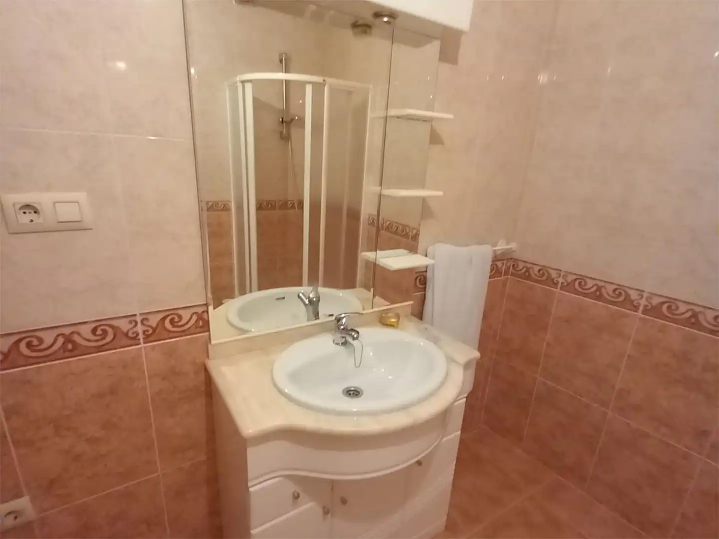 Casa adosada en venta en Avenida de la Constitución, 2, Zorita Baño de Casa adosada en venta en Zorita con Calefacción, Trastero y Amueblado