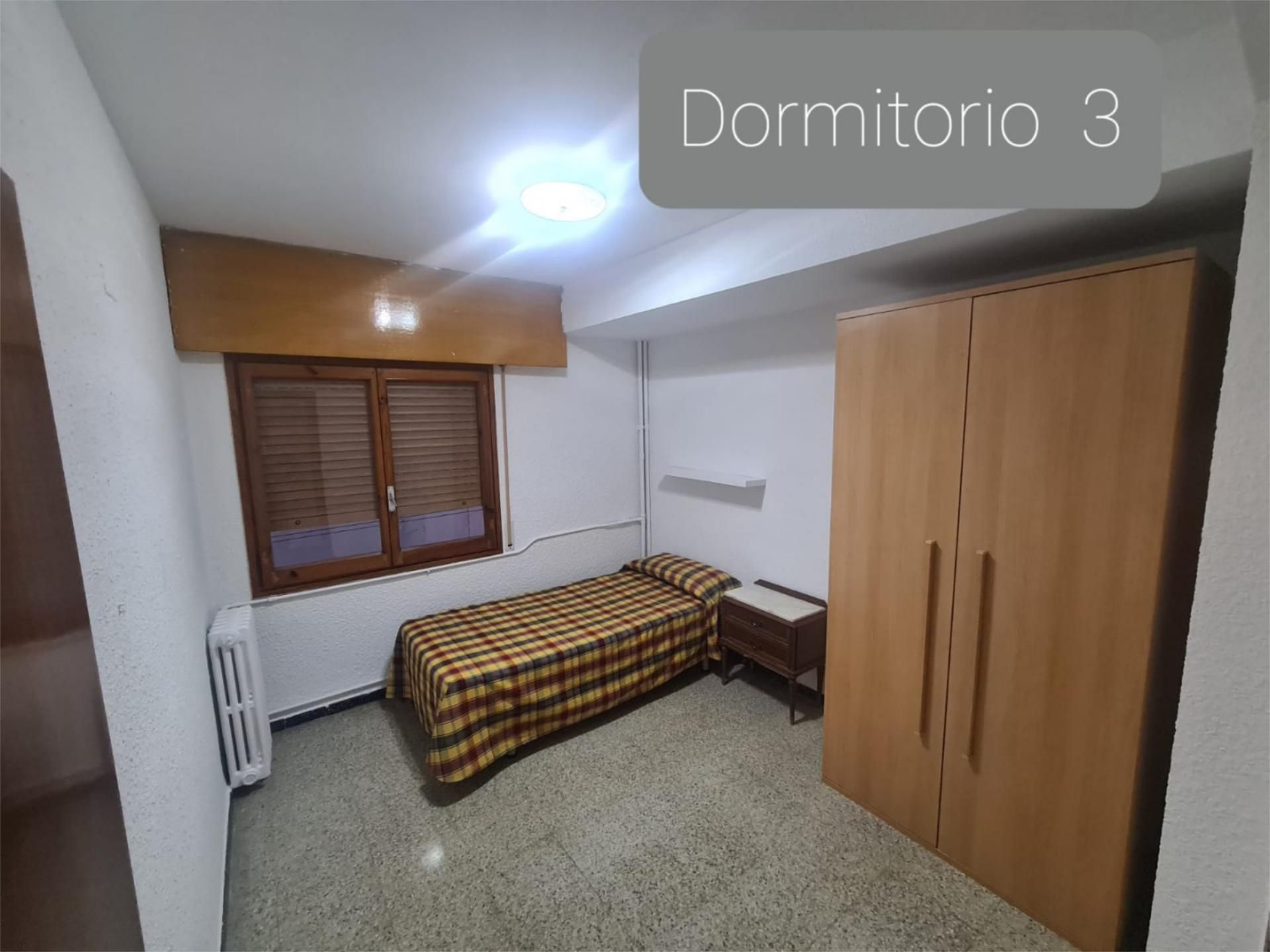 Dormitori de Pis de lloguer en  Zaragoza Capital amb Balcó