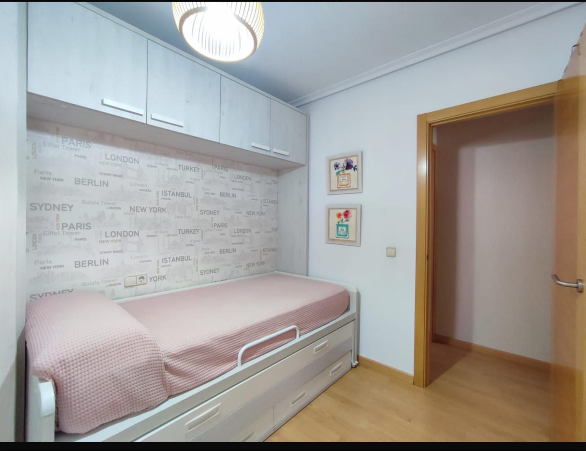 Bedroom of Attic to share in  Albacete Capital  with Air Conditioner, Heating and Parquet flooring