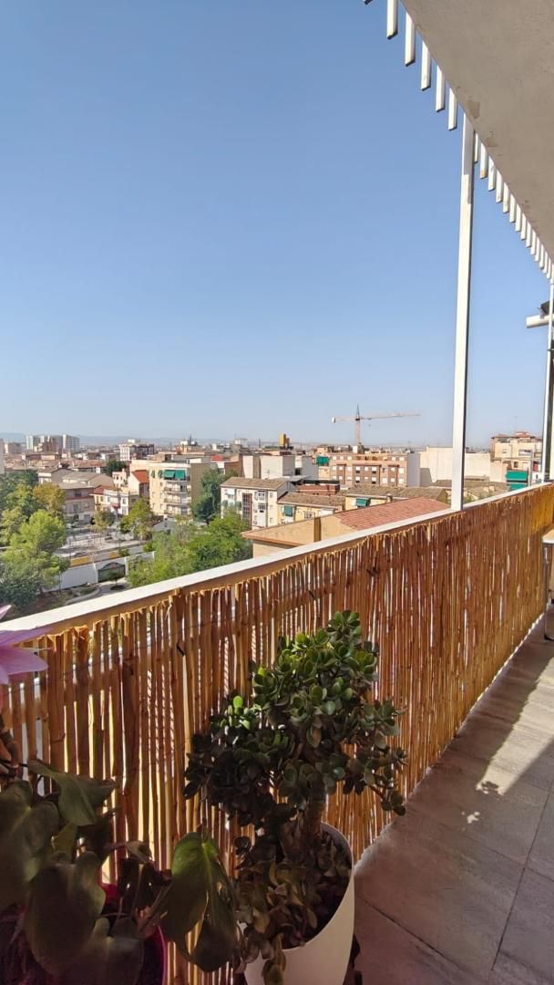 Vista exterior de Pis en venda en  Granada Capital amb Aire condicionat, Terrassa i Balcó