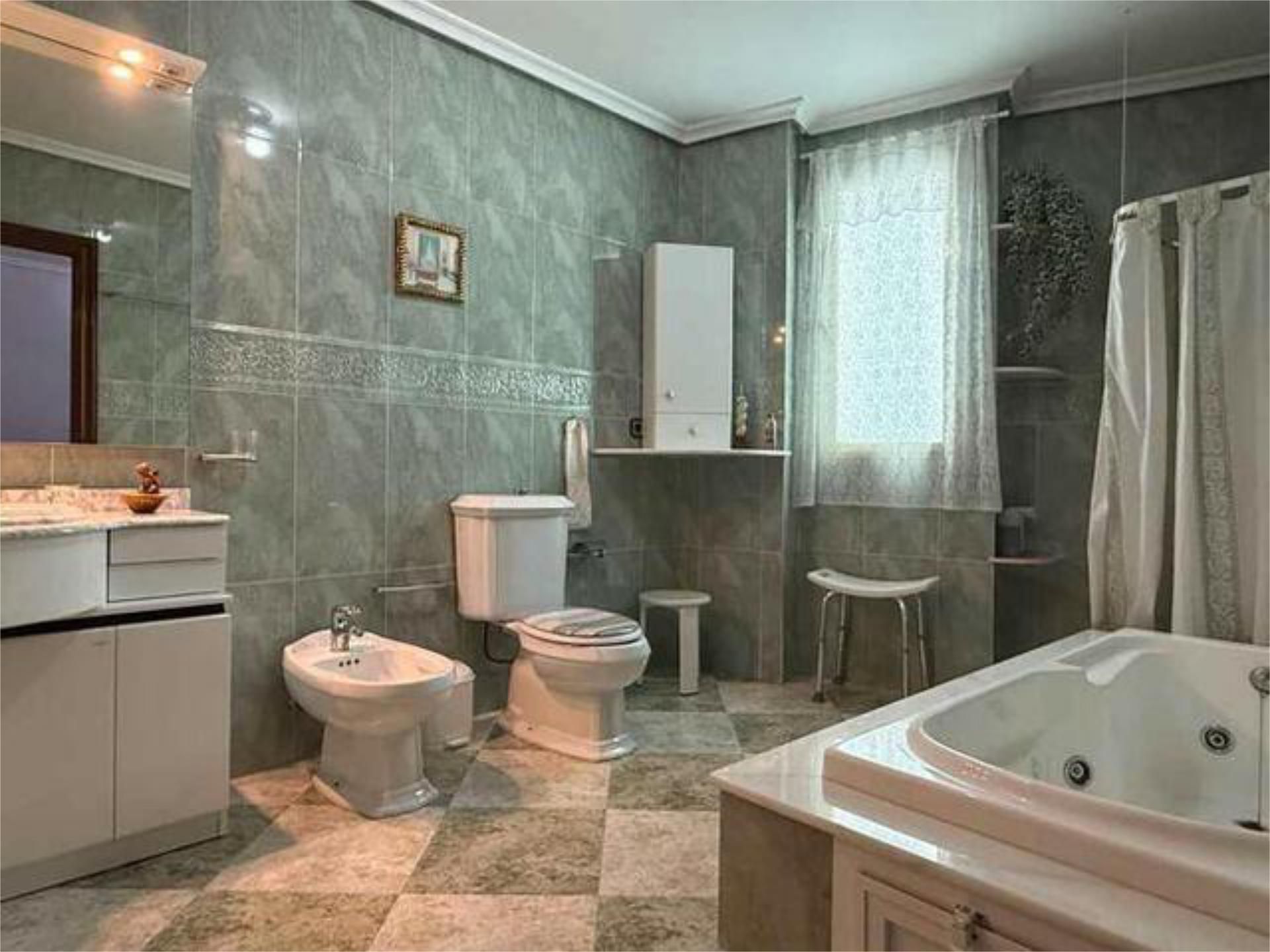 Bathroom of Flat for sale in Porcuna  with Terrace