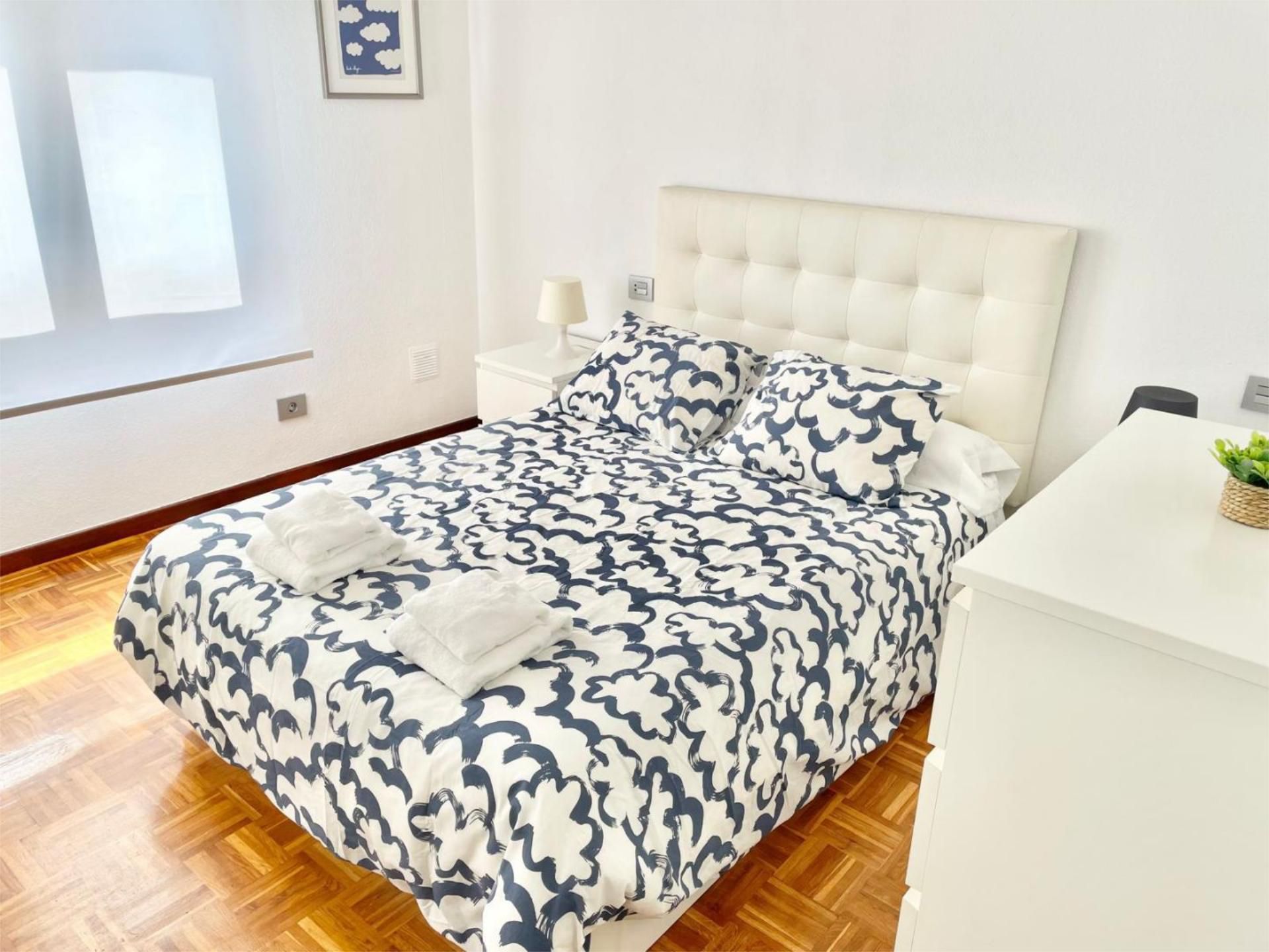 Bedroom of Flat to rent in Gijón   with Balcony