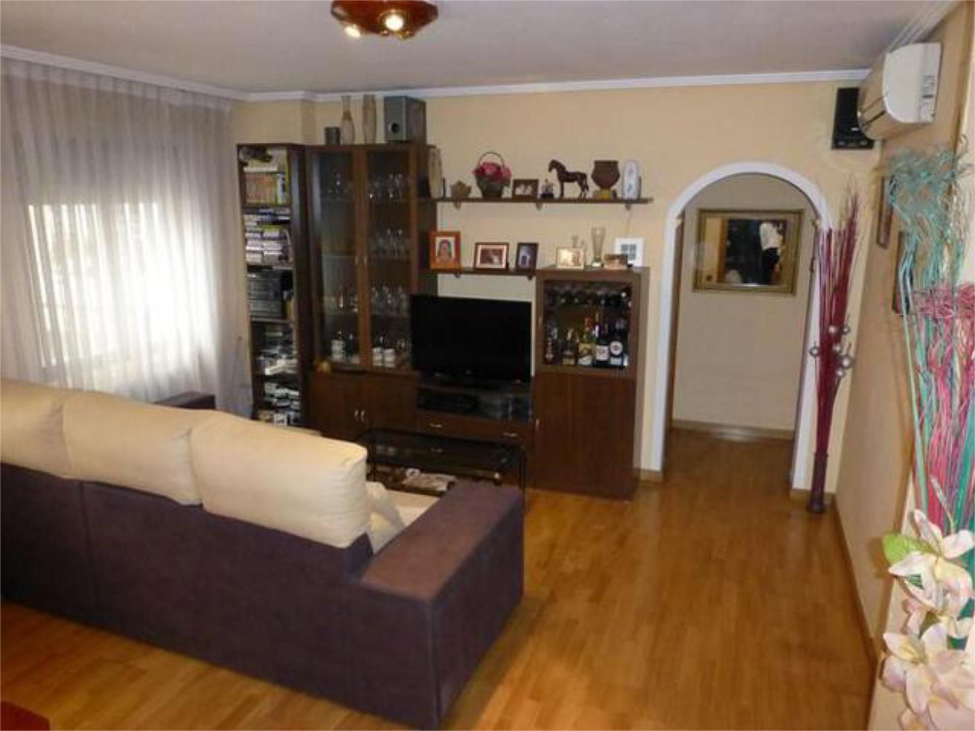 Living room of Flat for sale in  Zaragoza Capital  with Heating and Furnished