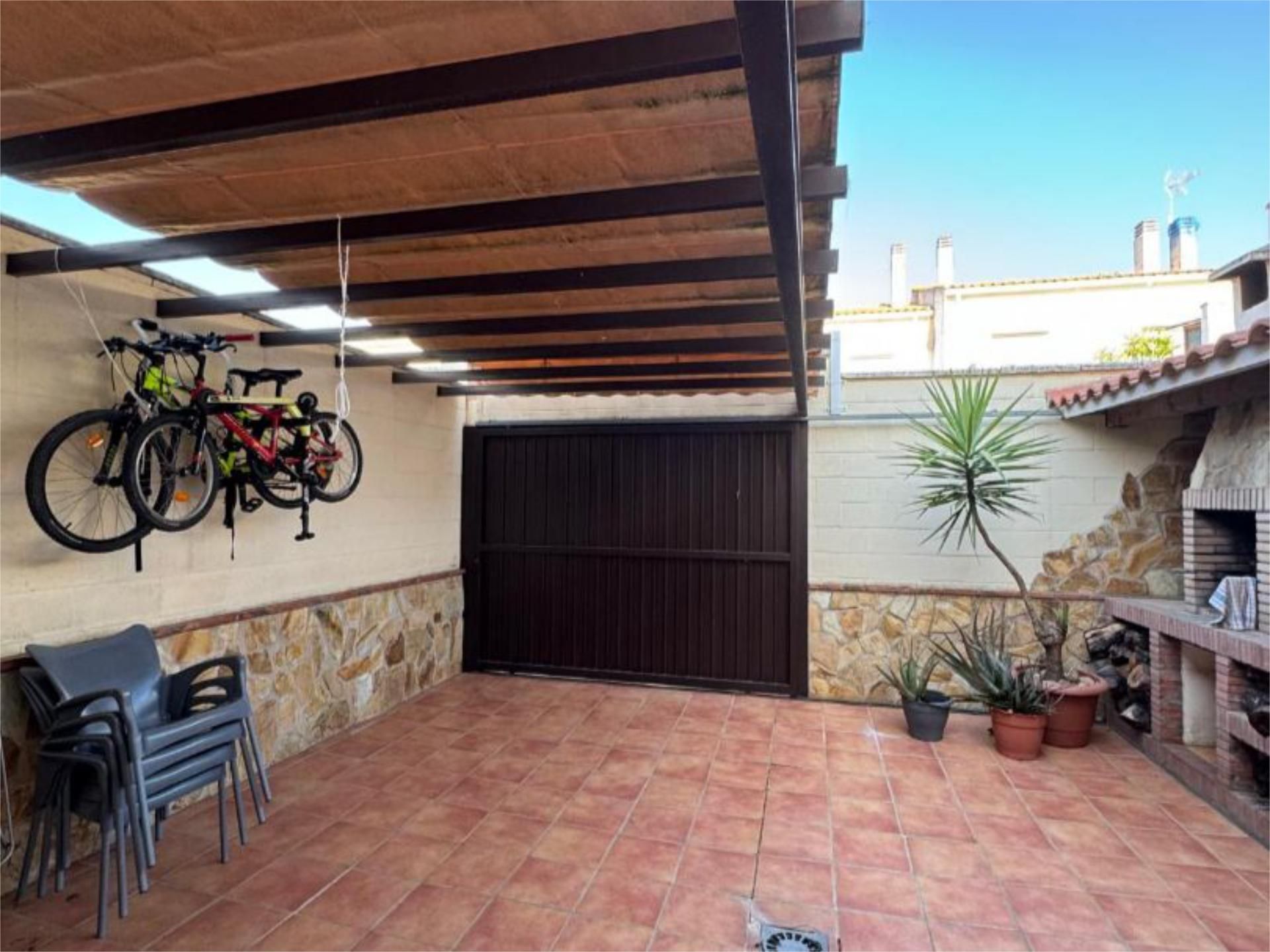 Exterior view of Duplex for sale in Puebla de la Calzada  with Air Conditioner, Heating and Storage room