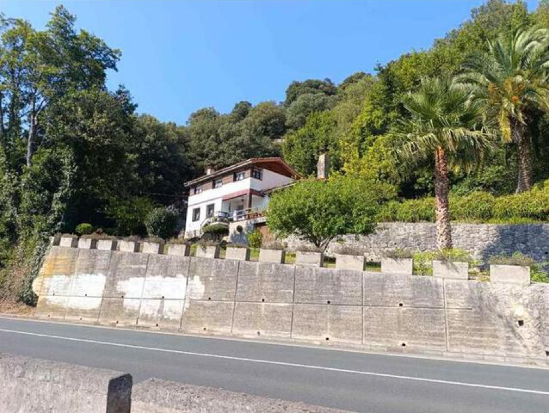 Vista exterior de Casa adosada en venda en Ribadesella amb Calefacció, Jardí privat i Terrassa
