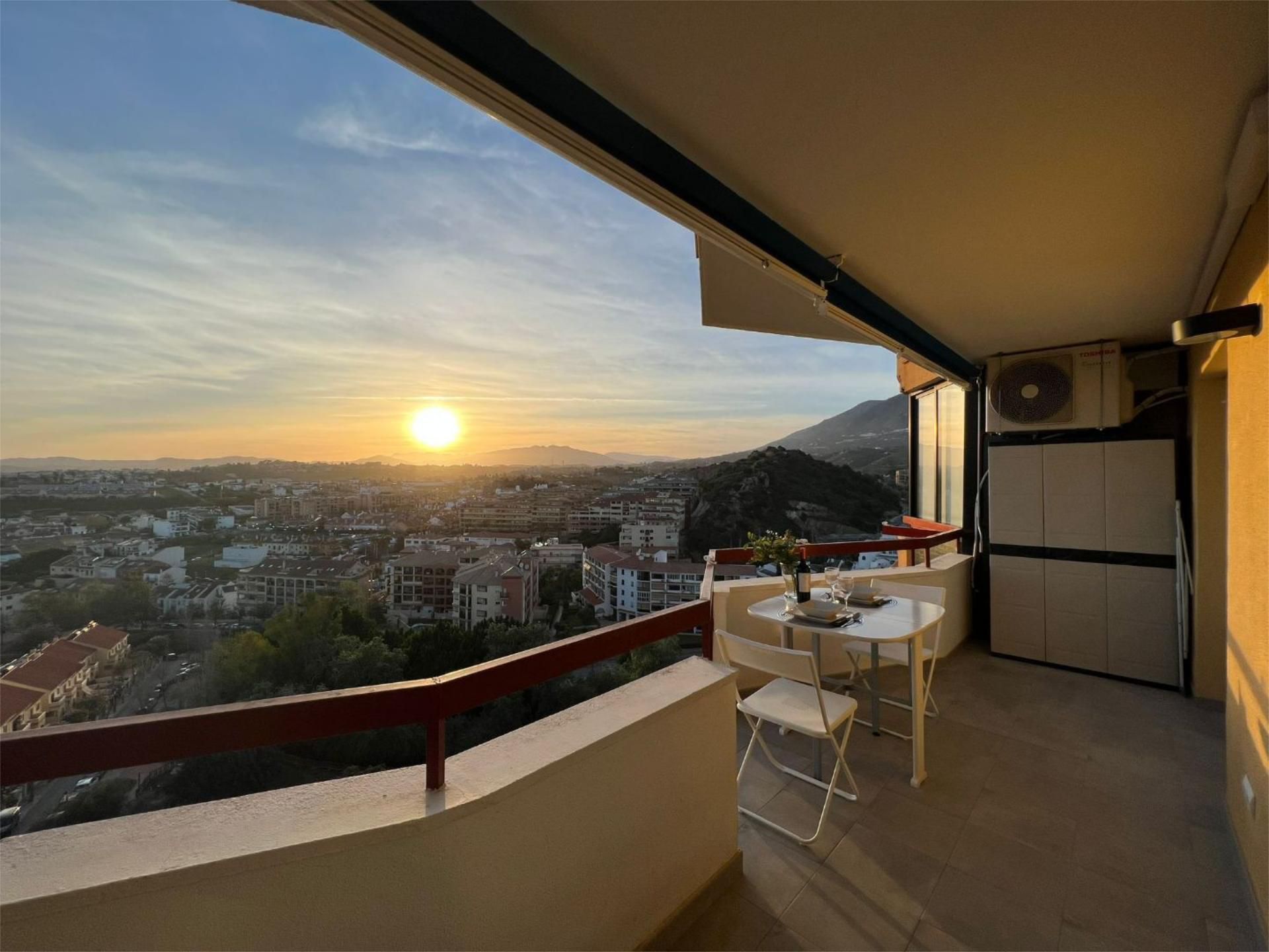 Vista exterior de Apartament de lloguer en Fuengirola amb Aire condicionat, Terrassa i Piscina