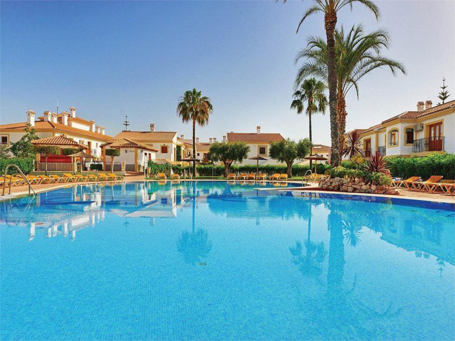 Piscina de Casa adosada de lloguer en Vera amb Aire condicionat, Calefacció i Jardí privat