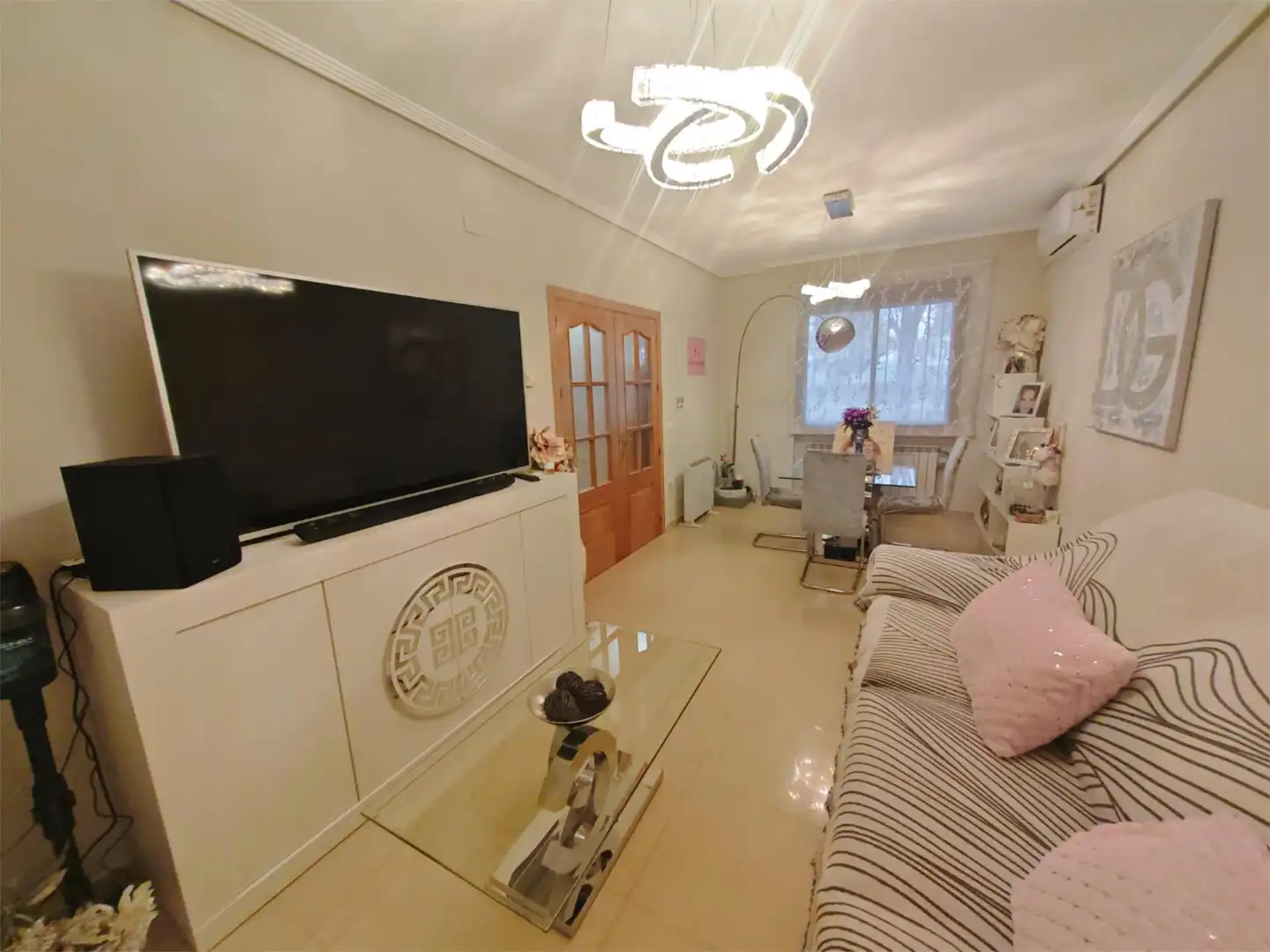 Casa adosada en venta en Calle Independencia, 24, Santa Cruz de Mudela Sala de estar de Casa adosada en venta en Santa Cruz de Mudela con Aire acondicionado, Calefacción y Amueblado