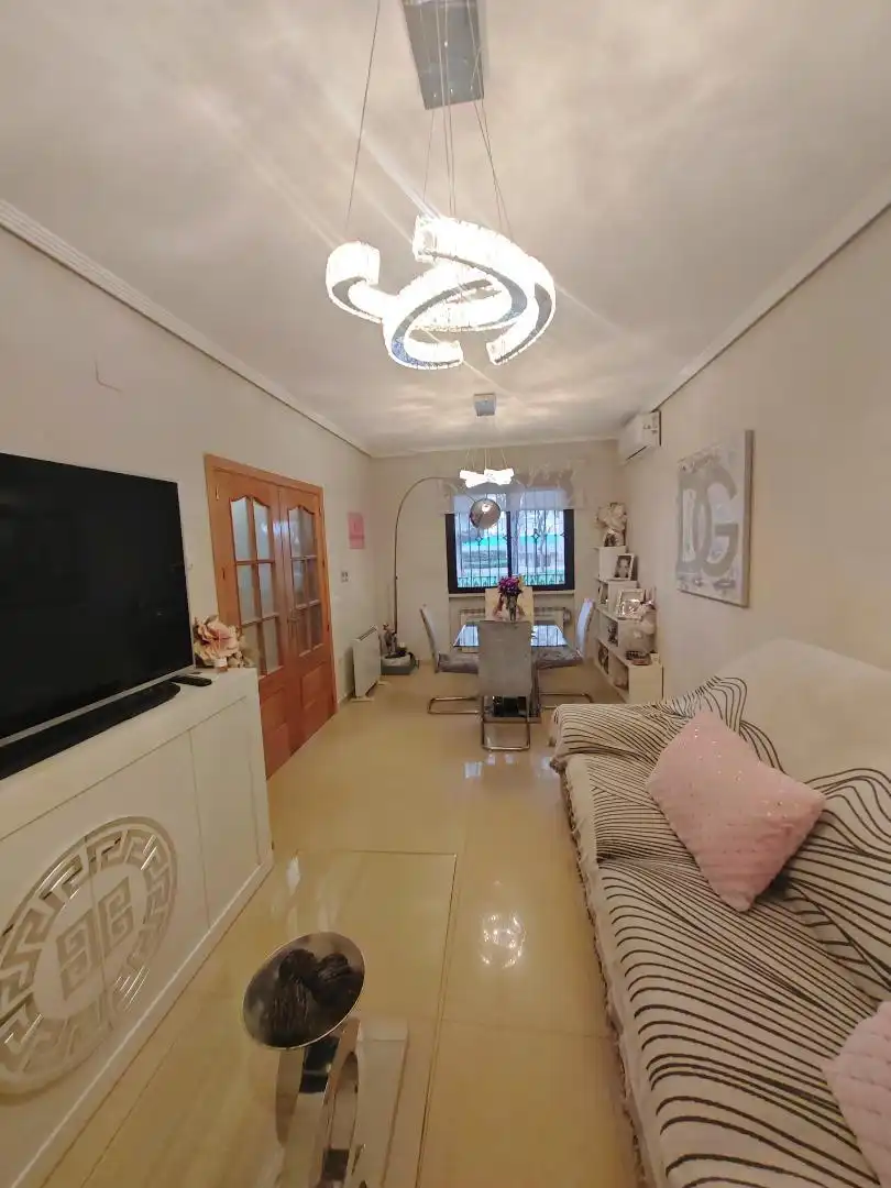 Casa adosada en venta en Calle Independencia, 24, Santa Cruz de Mudela Sala de estar de Casa adosada en venta en Santa Cruz de Mudela con Aire acondicionado, Calefacción y Amueblado