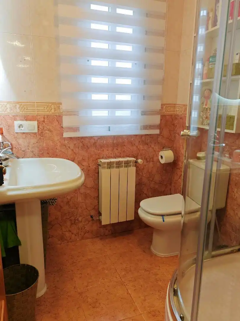 Casa adosada en venta en Calle Independencia, 24, Santa Cruz de Mudela Baño de Casa adosada en venta en Santa Cruz de Mudela con Aire acondicionado, Calefacción y Amueblado