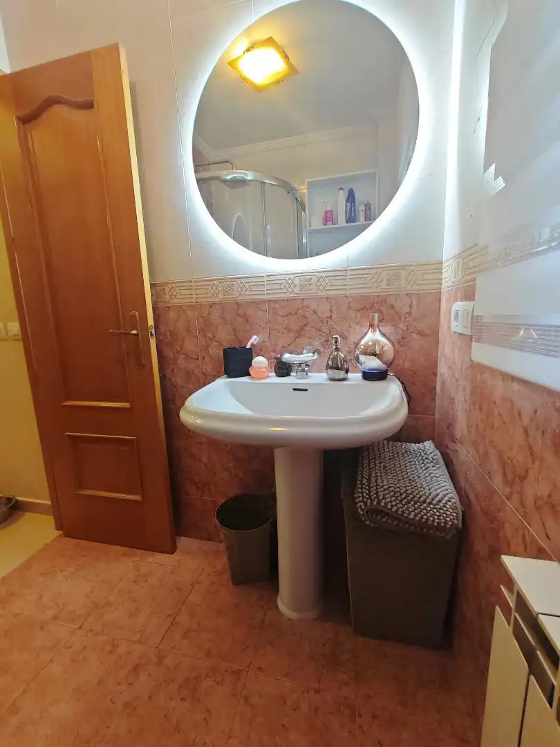 Casa adosada en venta en Calle Independencia, 24, Santa Cruz de Mudela Baño de Casa adosada en venta en Santa Cruz de Mudela con Aire acondicionado, Calefacción y Amueblado