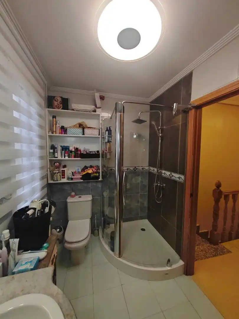 Casa adosada en venta en Calle Independencia, 24, Santa Cruz de Mudela Baño de Casa adosada en venta en Santa Cruz de Mudela con Aire acondicionado, Calefacción y Amueblado