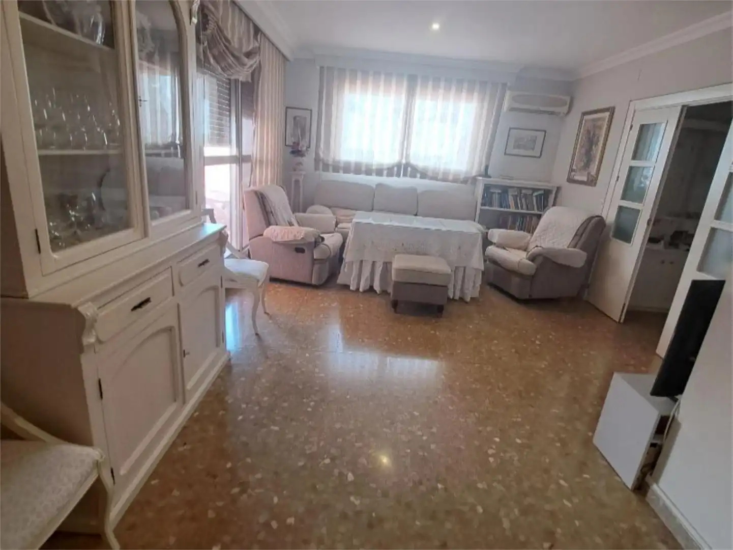 Flat for sale in Plaza el Polvorón, 1, Morón de la Frontera Living room of Flat for sale in Morón de la Frontera with Air Conditioner and Terrace