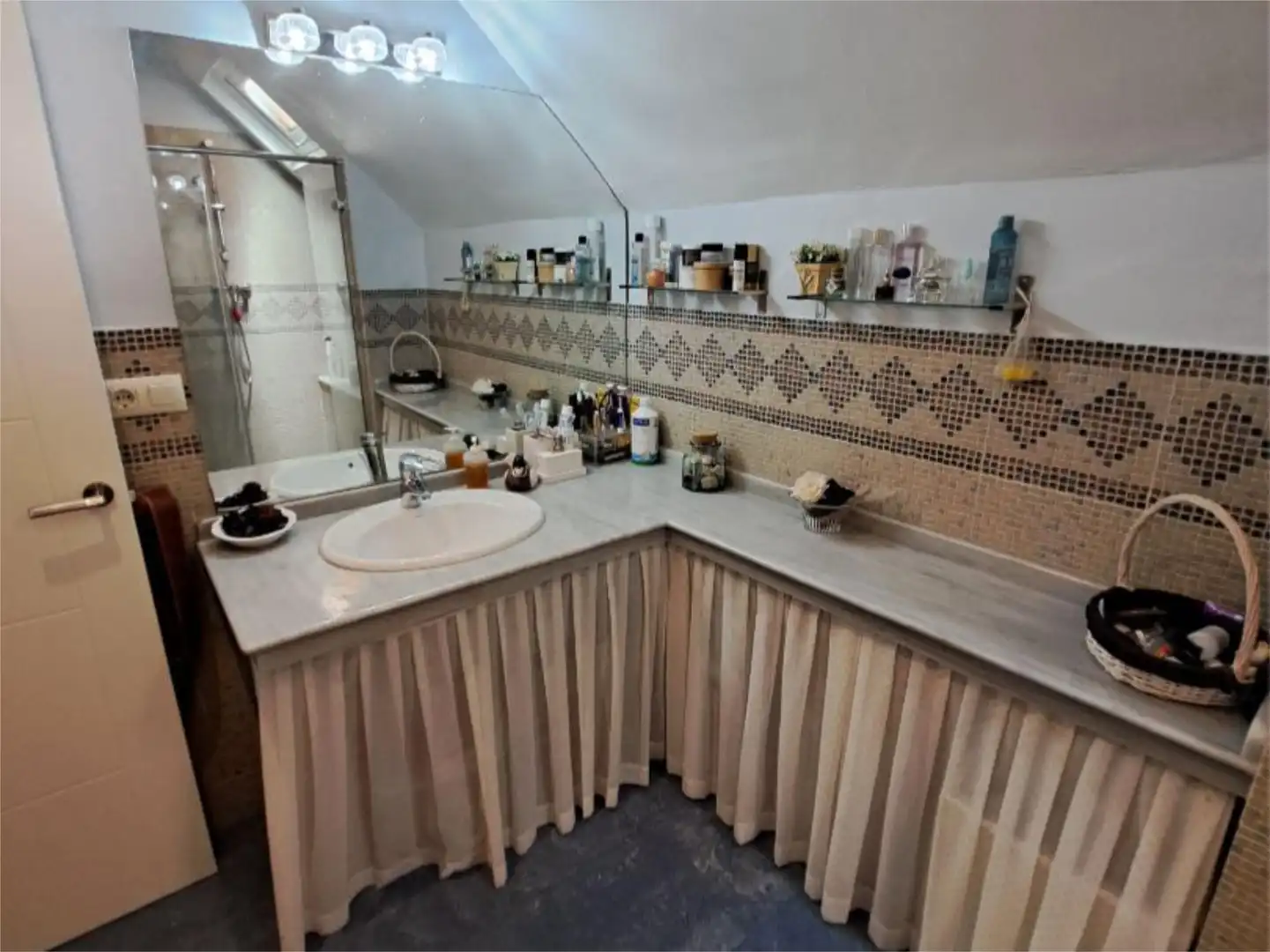 Flat for sale in Plaza el Polvorón, 1, Morón de la Frontera Bathroom of Flat for sale in Morón de la Frontera with Air Conditioner and Terrace