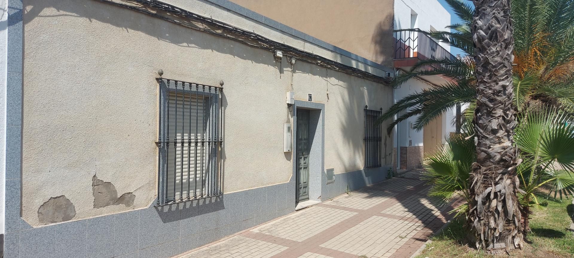 Vista exterior de Planta baixa en venda en La Albuera amb Jardí privat, Terrassa i Traster