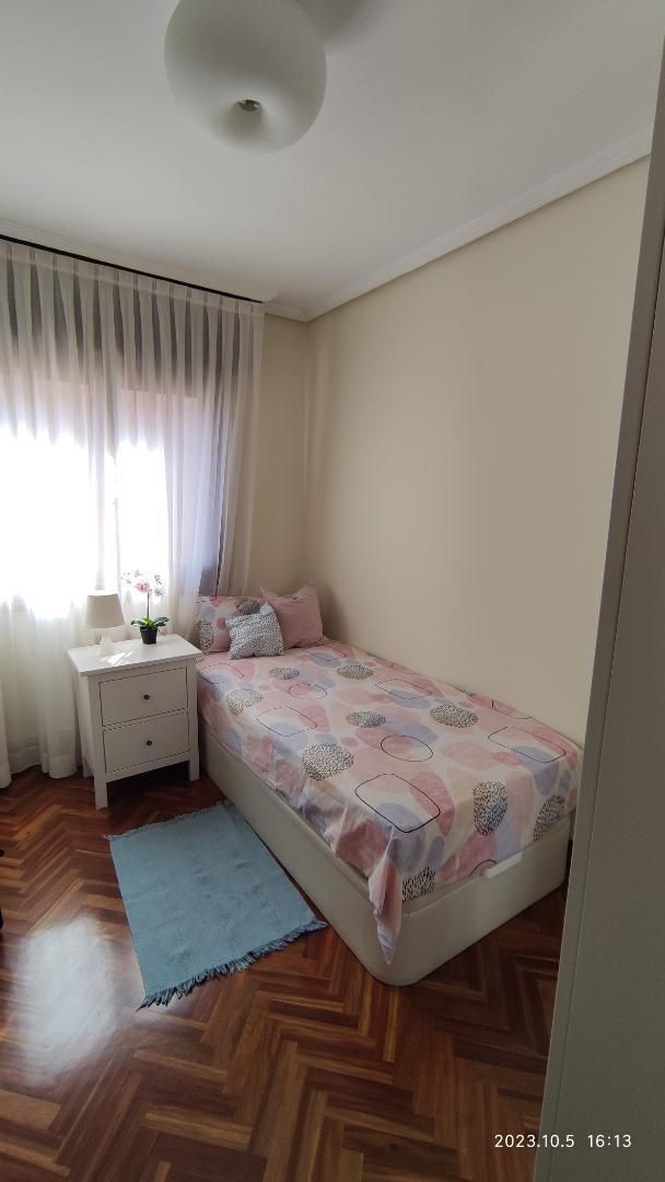Bedroom of Flat to share in Barakaldo   with Heating, Parquet flooring and Furnished