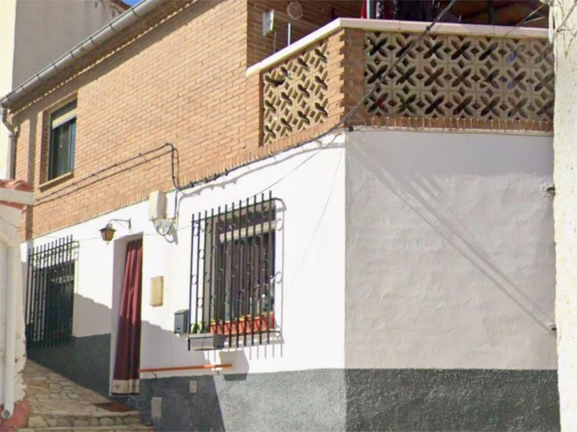 Vista exterior de Casa adosada en venda en Aguilón amb Calefacció, Terrassa i Moblat