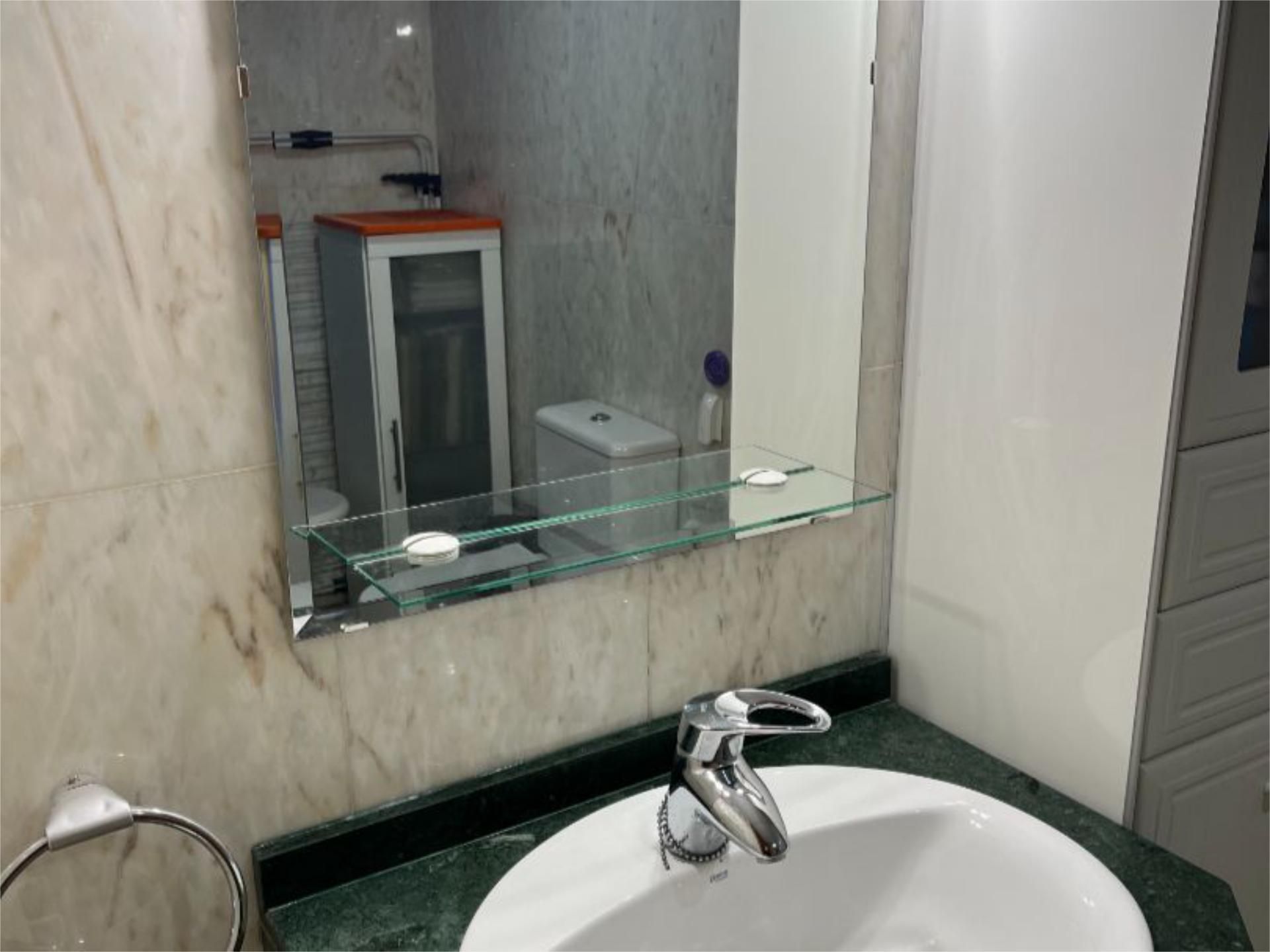 Bathroom of Flat for sale in  Granada Capital  with Air Conditioner, Swimming Pool and Balcony