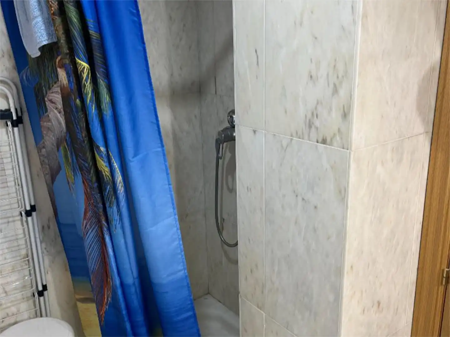 Piso en venta en Calle Albondón, 14, Rosaleda - Juventud Baño de Piso en venta en Granada Capital con Aire acondicionado, Piscina y Balcón