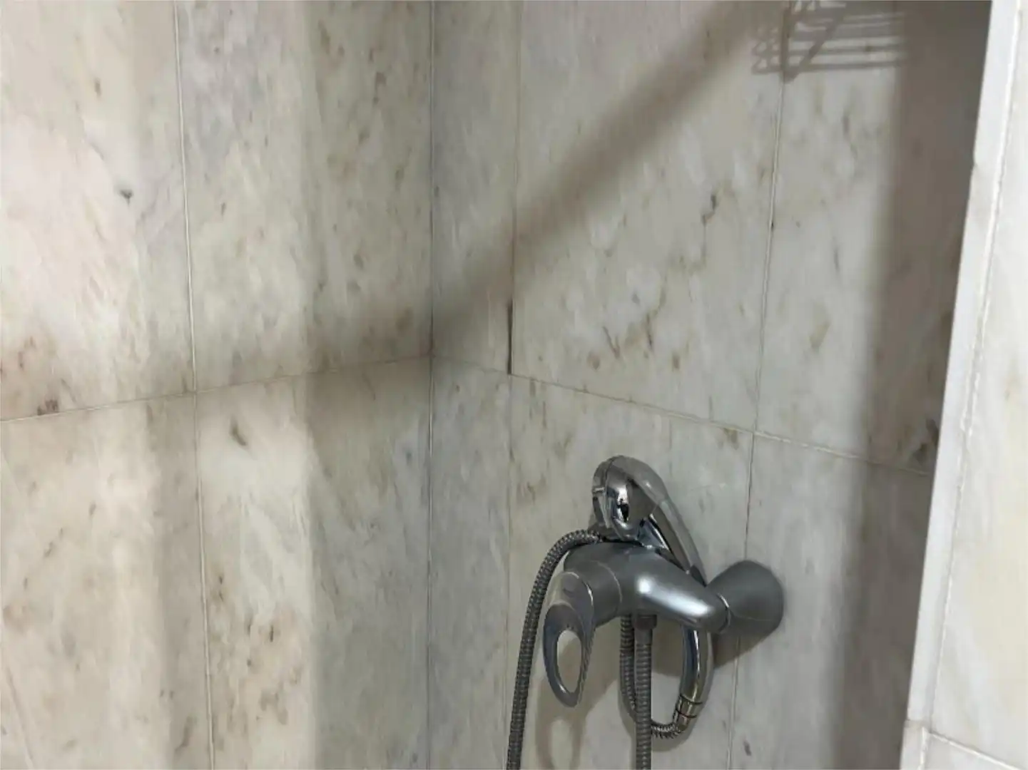 Piso en venta en Calle Albondón, 14, Rosaleda - Juventud Baño de Piso en venta en Granada Capital con Aire acondicionado, Piscina y Balcón