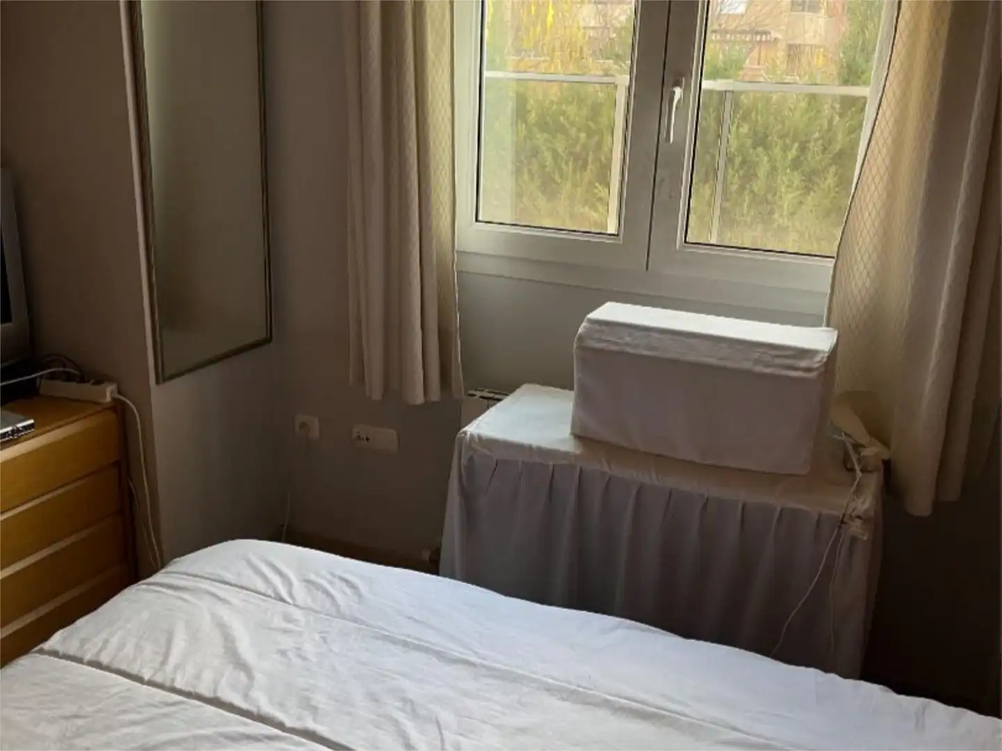 Piso en venta en Calle Albondón, 14, Rosaleda - Juventud Habitación de Piso en venta en Granada Capital con Aire acondicionado, Piscina y Balcón