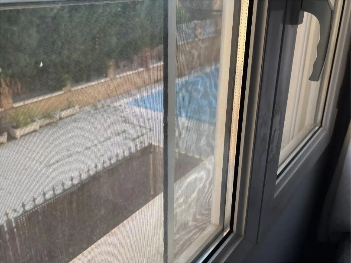 Piso en venta en Calle Albondón, 14, Rosaleda - Juventud Vista exterior de Piso en venta en Granada Capital con Aire acondicionado, Piscina y Balcón