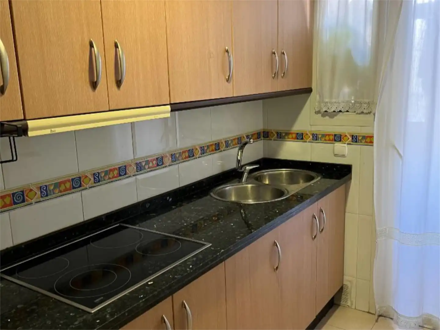 Piso en venta en Calle Albondón, 14, Rosaleda - Juventud Cocina de Piso en venta en Granada Capital con Aire acondicionado, Piscina y Balcón