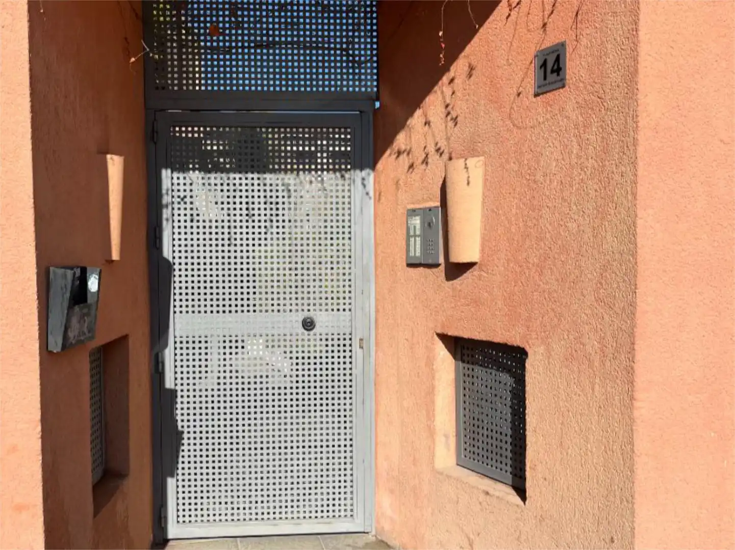 Piso en venta en Calle Albondón, 14, Rosaleda - Juventud Vista exterior de Piso en venta en Granada Capital con Aire acondicionado, Piscina y Balcón