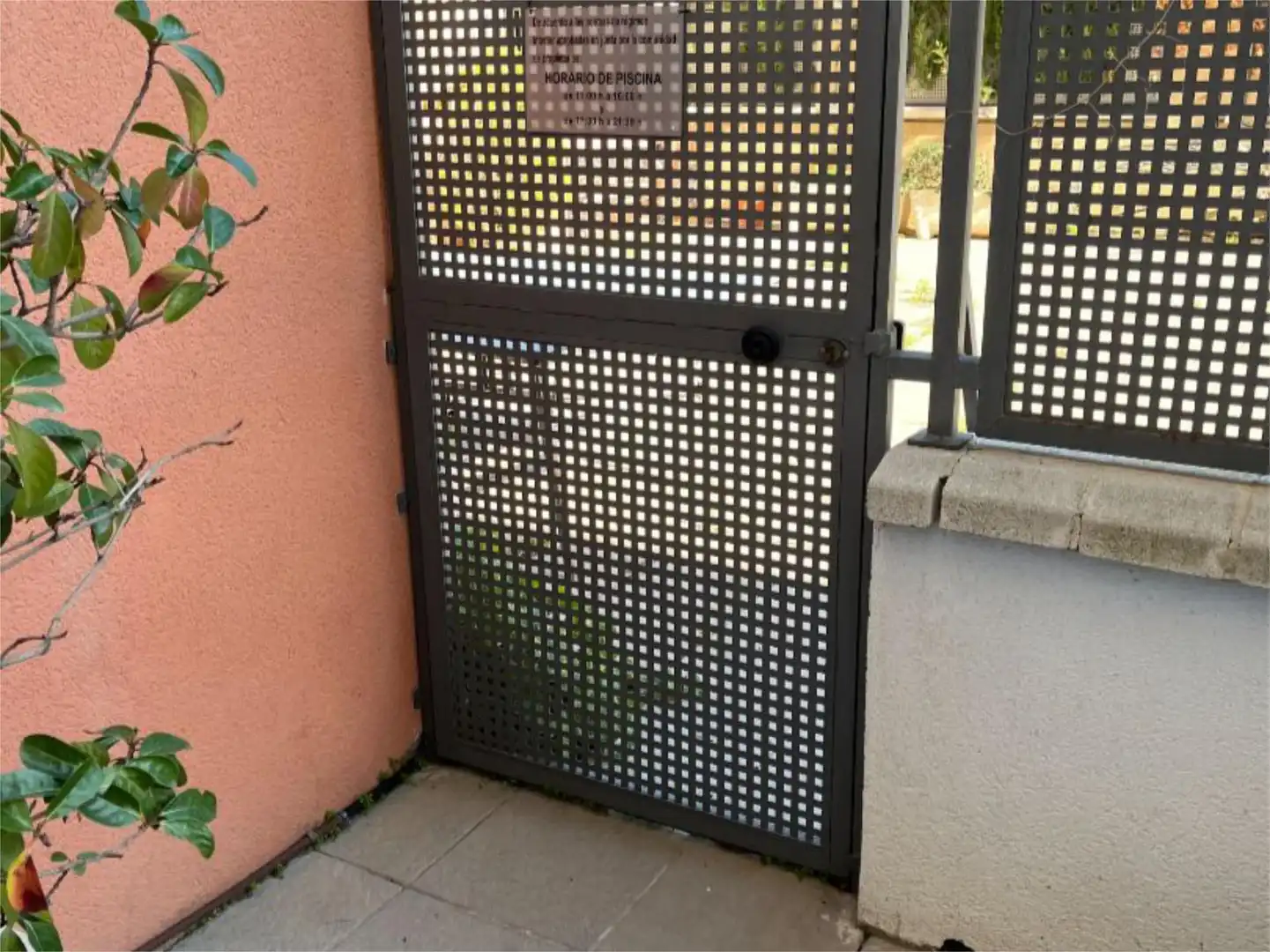 Piso en venta en Calle Albondón, 14, Rosaleda - Juventud Jardín de Piso en venta en Granada Capital con Aire acondicionado, Piscina y Balcón