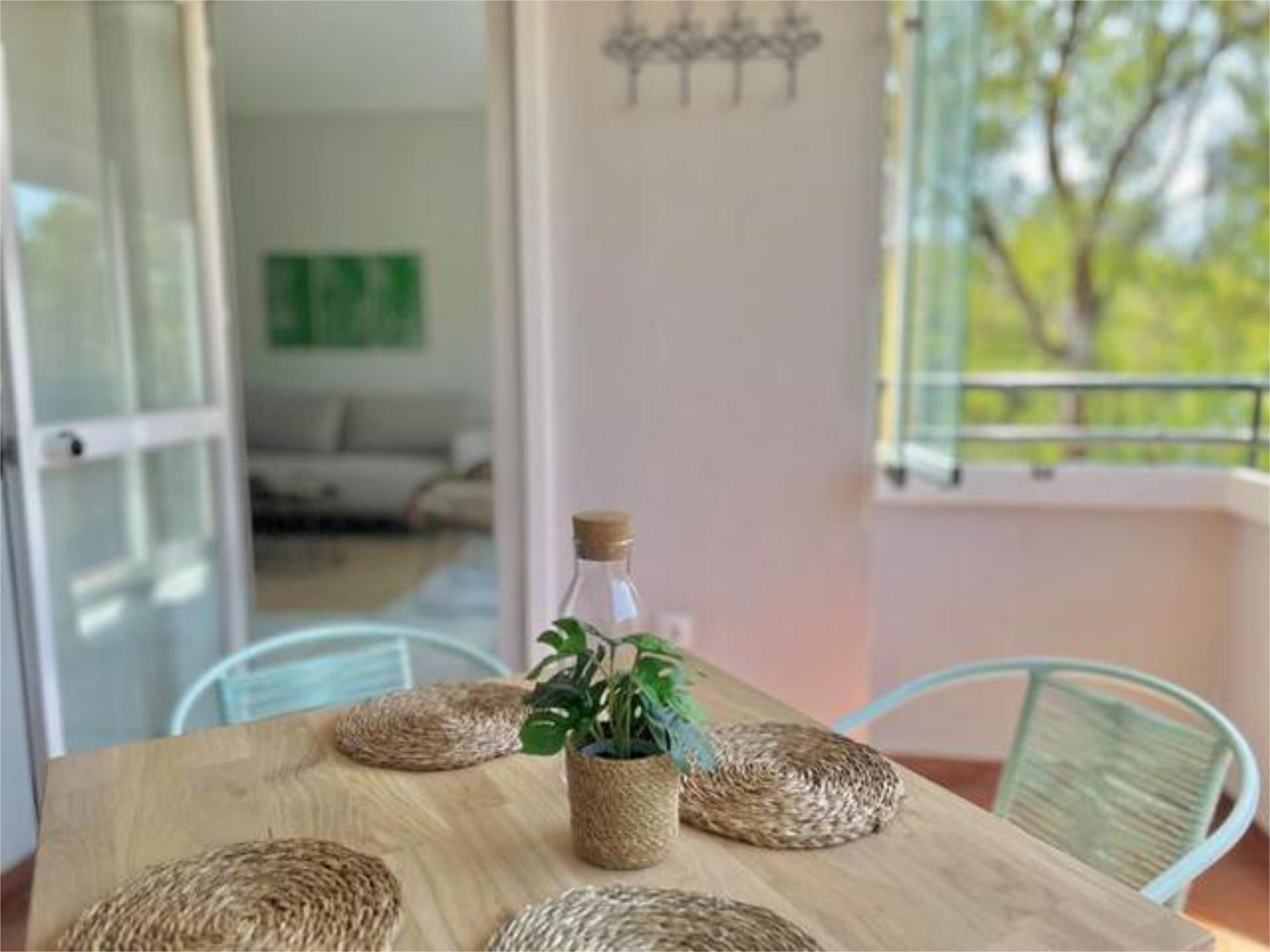 Menjador de Apartament de lloguer en Estepona amb Jardí privat, Terrassa i Piscina