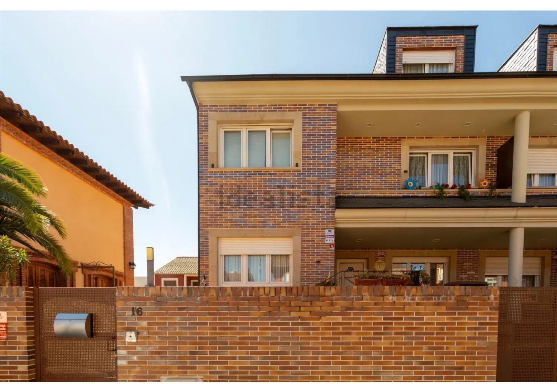 Vista exterior de Casa o xalet en venda en Brunete amb Aire condicionat, Terrassa i Balcó