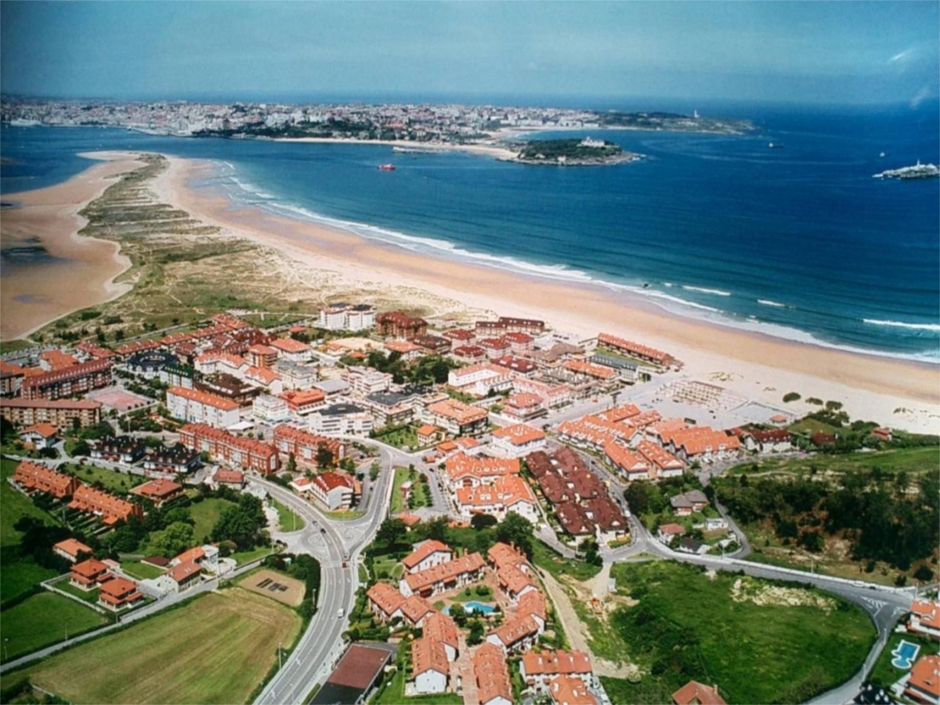 Vista exterior de Pis de lloguer en Ribamontán al Mar amb Jardí privat i Moblat