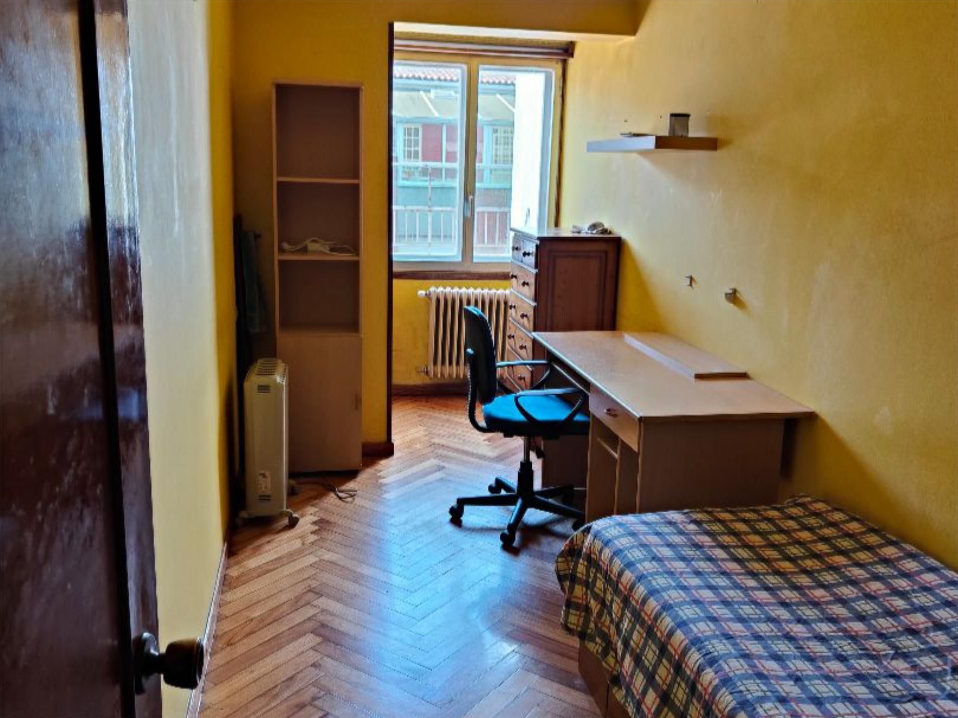 Bedroom of Flat to share in Santiago de Compostela   with Heating, Parquet flooring and Terrace