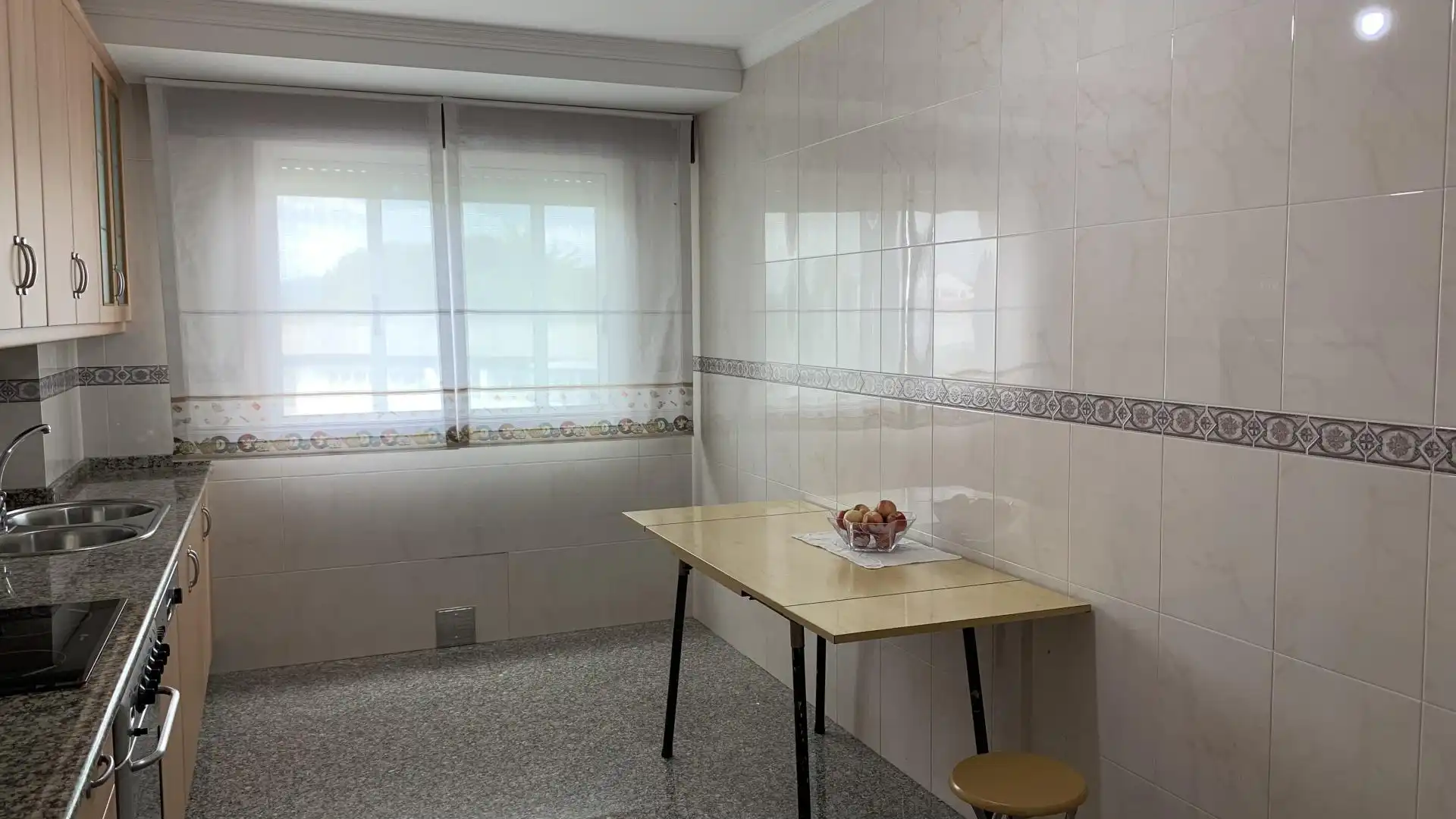 Habitació a Praza Universidades de Santiago de C.e de Lodz, 4, Melide Dormitori de Pis per a compartir en Melide amb Parquet i Moblat