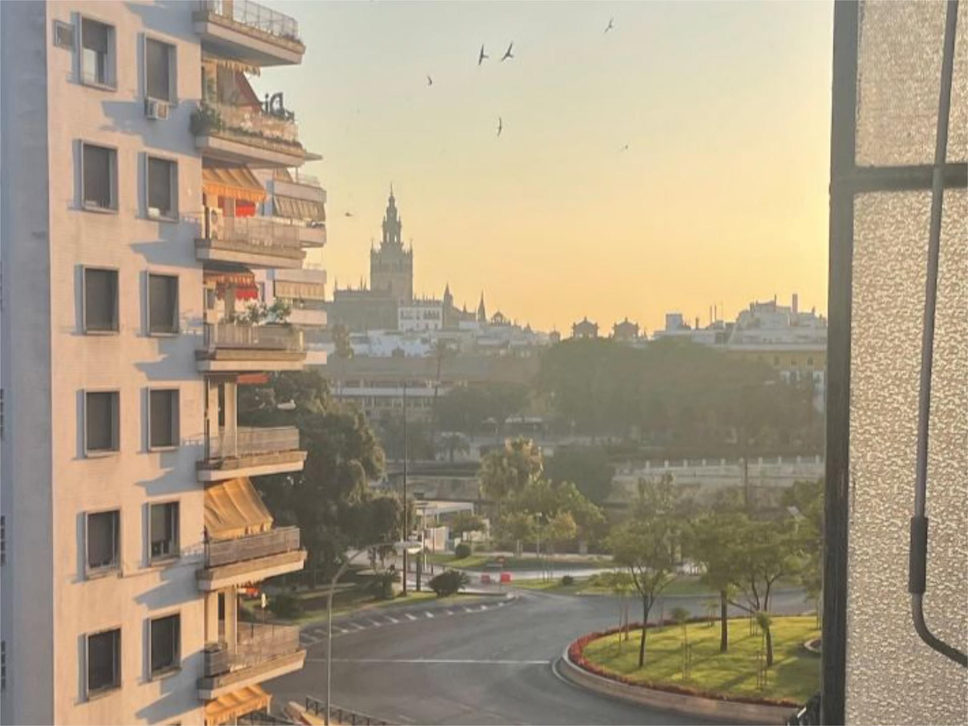 Vista exterior de Pis en venda en  Sevilla Capital amb Aire condicionat, Terrassa i Balcó