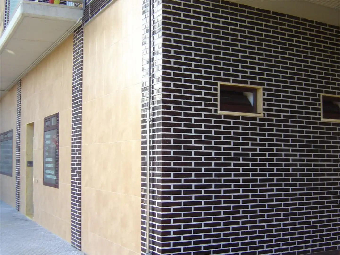 Local en venda a Calle Bernardino Guardado, 11, Villalegre - La Luz Vista exterior de Local en venda en Avilés amb Calefacció i Moblat