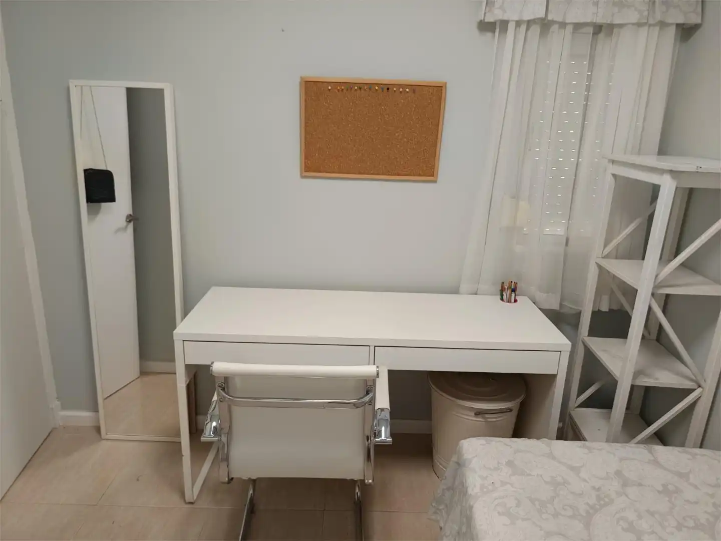 Zimmer in Plaza Minotauro, 628, Madre de Dios Schlafzimmer von Wohnung zur untervermieten in Jerez de la Frontera mit Klimaanlage, Terrasse und Abstellraum